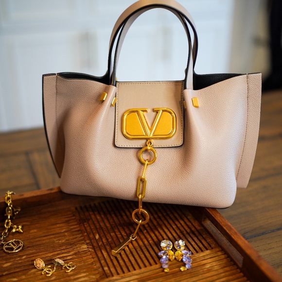 Valentino Garavani VLogo Tote Leather Small - Picture 16 of 16